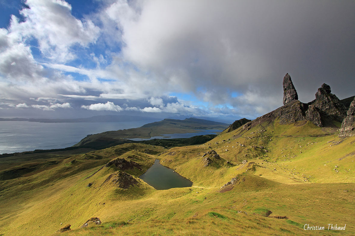 The Old man of Storr and the sea ... (Ile de Skye-Ecosse)